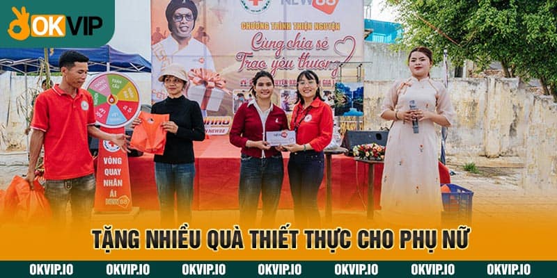 Tặng nhiều quà thiết thực cho phụ nữ