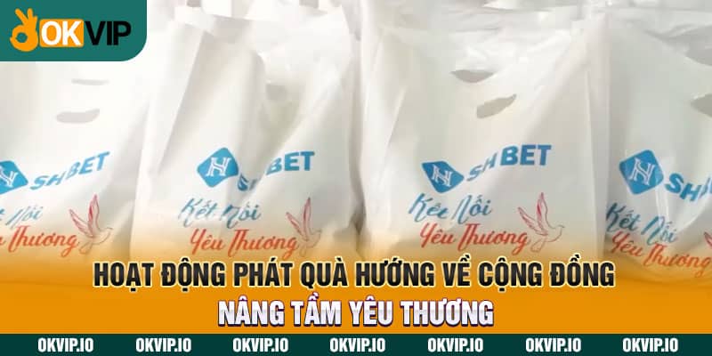 Hoạt động phát quà hướng về cộng đồng nâng tầm yêu thương